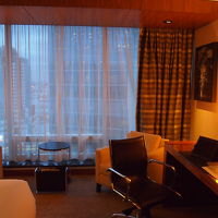 カーテンの外はすぐ海。室内も快適でおしゃれです