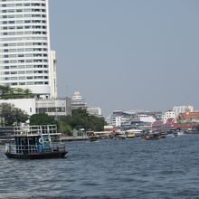チャオプラヤー川から見るバンコクの町並み