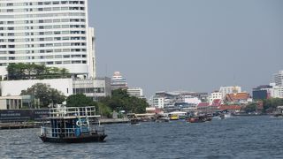 川面から見上げるバンコクの町並み