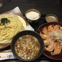 つけ麺と浜松餃子のセット