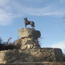大きな石造りの台座の上で、凛々しい立ち姿！