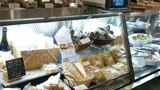 カフェスペースもあり