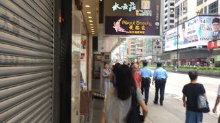 飲茶がワゴンで回ってくる