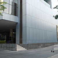 ホテルの入口、道路沿いです