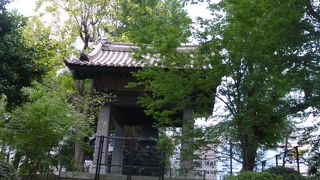 日本の鐘の形とは違うフォルムの鐘です