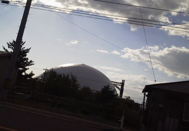 白いドーム型の建築物で、遠くからでも一際目立つ施設です。