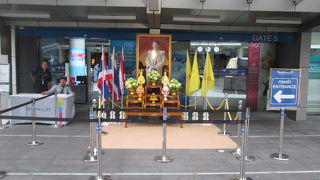 新国王の写真が飾られていました