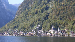 船で湖畔の町へ