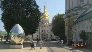 広大な広さに多くの建物があります。