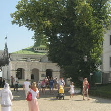 奥の建物です。