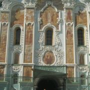 ペチェールスカ大修道院の入り口の門の中に作られた教会です。