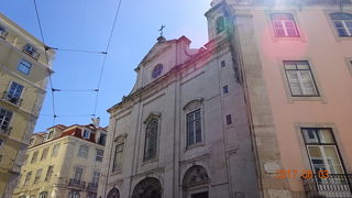 アルファマに行くトラムが走る通り沿いに建つ教会です。