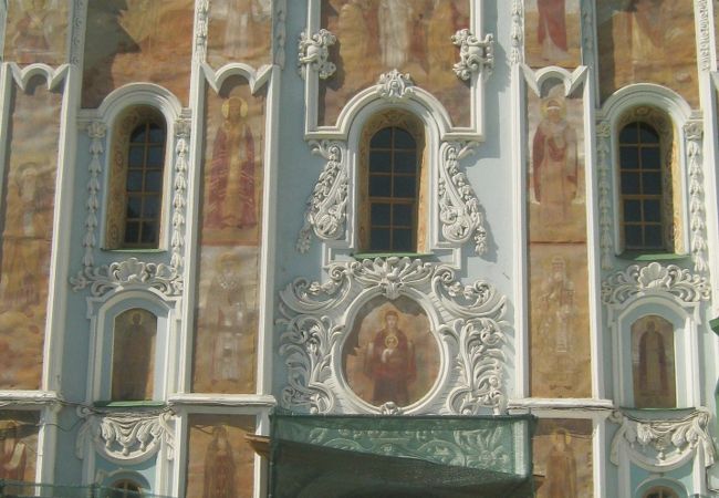ペチェールスカ大修道院の入り口の門の中に作られた教会です。