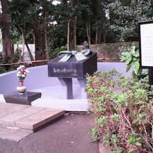 東園、表門を入って右に曲がった先にあります。