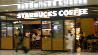 鉄道の改札の近くにあるスタバ