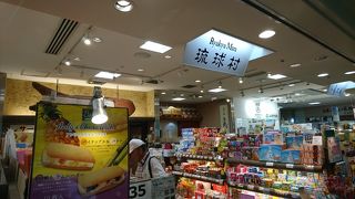 揚げたてのサーターアンダギーがある