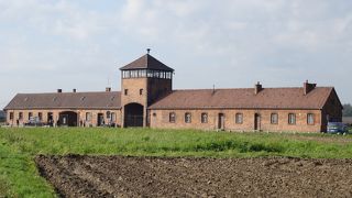 アウシュビッツとセットで見ておきましょう