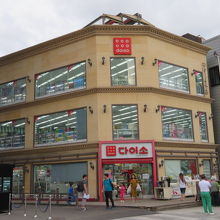 大通り沿いにあります