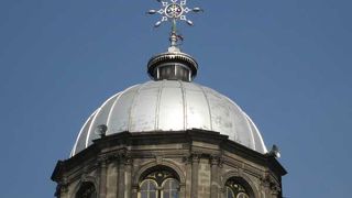 多くの信者が集う場所