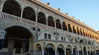 市場の建物の２階の部屋