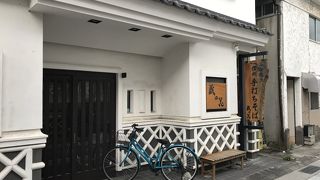 白い蔵を改装した蕎麦屋さん