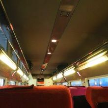 アムステルダム中央駅を出るときはこんな車内だったのに