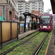 二面ホームの単線駅です。