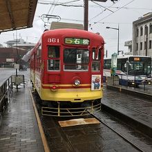 大浦海岸通電停にて、石垣方面に走って行く電車。