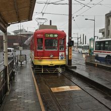 大浦海岸通電停にて、この先は単線になります。