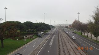 発見のモニュメントの北側にある大通り