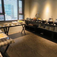 朝食の料理はほどほにあります