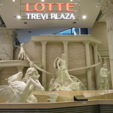 店の前にあるオブジェ