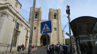 リスボン大聖堂とサン・アントニオ教会の間にある通りです。