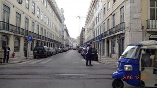 コメルシオ広場からフィゲイラ広場に向かうまっすぐな通りです。