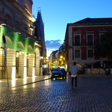 サン・ドミンゴス広場から通りの入口を撮影