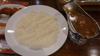 サラリーマンが次々と入ってきます