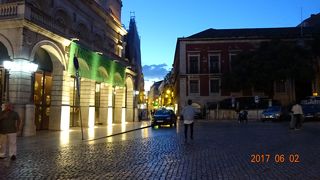 レストランやカフェが多い通り