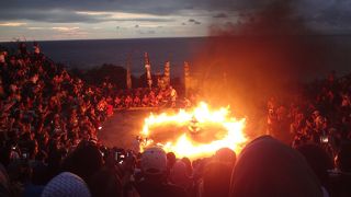 海を背景に民族舞踊を鑑賞