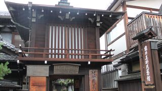 門構えが素晴らしい