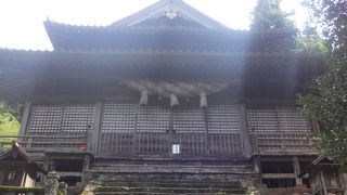 きつい階段を昇った場所にある神社でした。