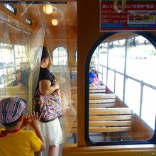 手前が冷房、奥がオープン席