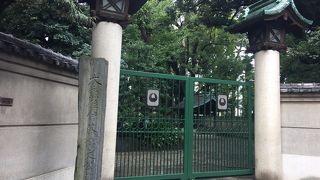 立派な金属製の門で閉ざされていた！