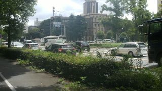 屋上にある緑の屋根の塔がかわいい