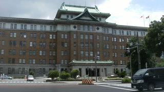 屋上には天守閣のような大きな緑の屋根があります。