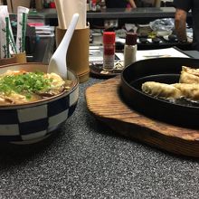 左は中華丼、ほんとにどんぶりに入っている