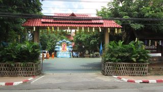 仏像の頭部が特徴的