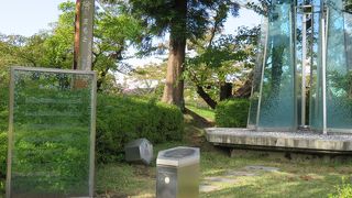 鶴岡公園内にあります