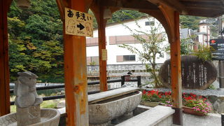 手湯と足湯が同時に体験できる