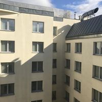 ほぼ最上階でも、眺望は全く無い。残念。