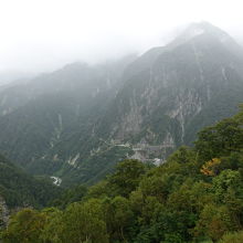 展望台からの黒部湖、黒部ダムの眺め